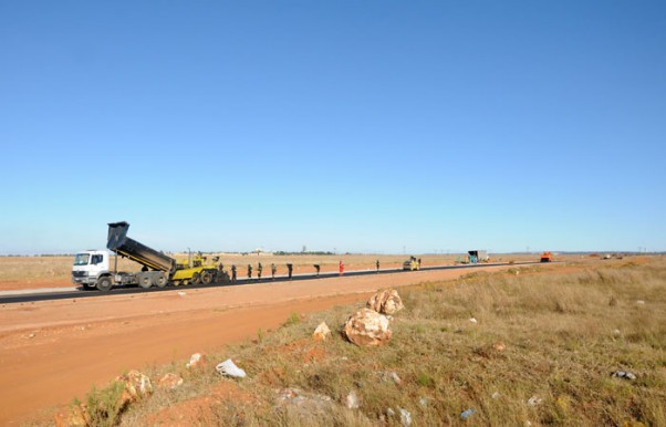 Municipality workers erect a road between the land and the mine in Bekkersdaal in Johannesburg, 12 May 2014, which residents want to occupy by force. Picture: Nigel Sibanda
