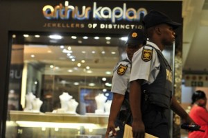 FILE PIC. Members of the police walk outside the jewellery store that was robbed on 14 November 2013 in Menlyn Park shopping centre. Picture: Christine Vermooten